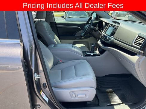 Used 2019 Toyota Highlander Limited FWD image 24