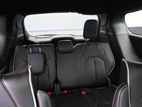 Used 2024 Chrysler Pacifica Premium image 14