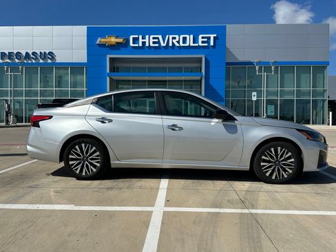 Used 2024 Nissan Altima 2.5 SV FWD image 6