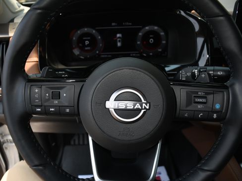 Used 2025 Nissan Pathfinder Platinum AWD/4WD image 14