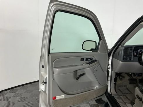 Used 2005 Chevrolet Suburban Z71 w/ Preferred Equipment Group AWD/4WD image 9