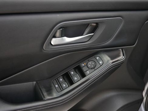 Used 2025 Nissan Rogue SV AWD/4WD image 15