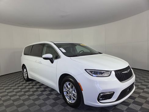 Certified 2023 Chrysler Pacifica Touring-L image 27