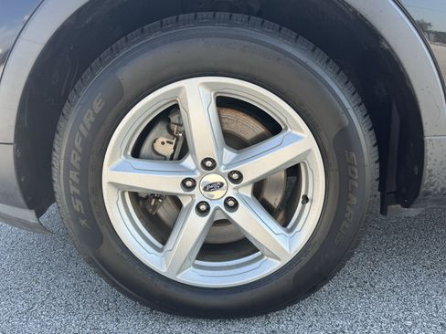 Used 2019 Ford Explorer XLT w/ Equipment Group 202A FWD image 13