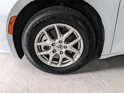 Used 2024 Chrysler Pacifica Touring-L FWD image 15