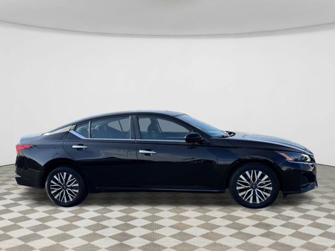 Used 2023 Nissan Altima 2.5 SV w/ SV Premium Package image 16