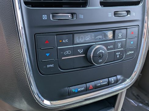 Used 2015 Chrysler Town & Country Touring FWD image 31