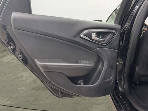 Used 2015 Chrysler 200 Limited w/ Convenience Group image 14