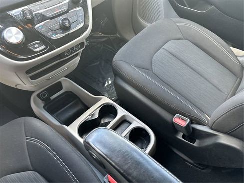 Used 2021 Chrysler Voyager L image 24