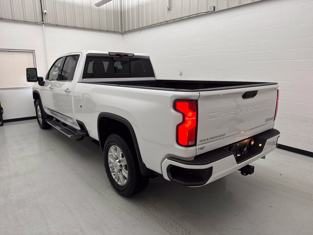 Used 2025 Chevrolet Silverado 3500 High Country w/ High Country Premium Package AWD/4WD image 4