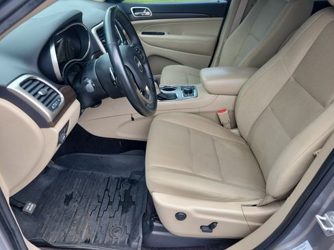 Used 2017 Jeep Grand Cherokee Laredo w/ Quick Order Package 23E AWD/4WD image 4