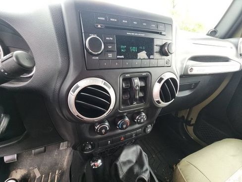 Used 2013 Jeep Wrangler Unlimited Rubicon AWD/4WD image 23