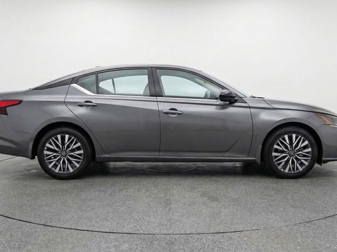 Used 2025 Nissan Altima 2.5 SV FWD image 11