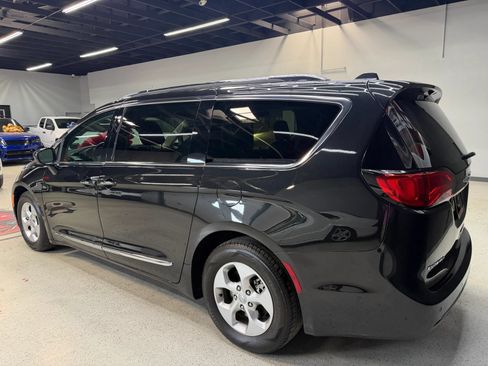Used 2017 Chrysler Pacifica Touring-L Plus w/ Advanced Safetytec Group FWD image 14