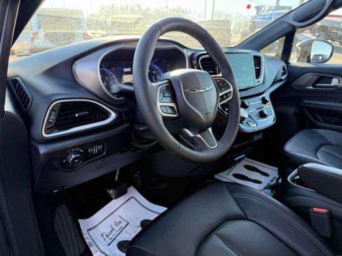 Used 2025 Chrysler Pacifica Select image 13