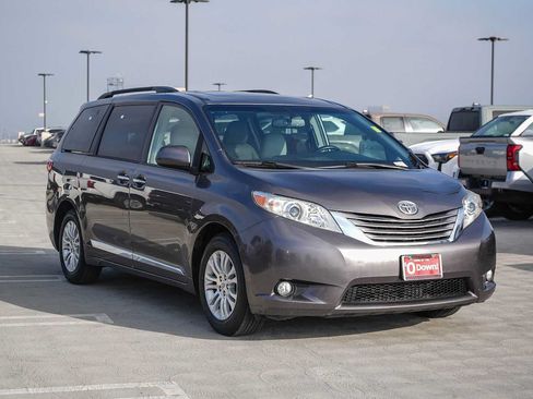 Used 2017 Toyota Sienna XLE w/ XLE Navigation Package FWD image 3