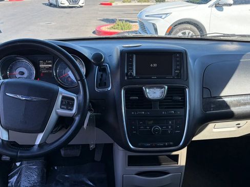 Used 2015 Chrysler Town & Country Touring FWD image 5