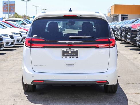 New 2027 Chrysler Pacifica Select FWD image 5