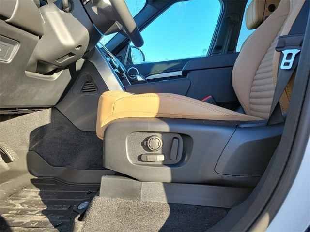 New 2025 Land Rover Discovery Dynamic SE AWD/4WD image 13