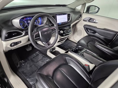 Used 2023 Chrysler Pacifica Touring-L FWD image 11
