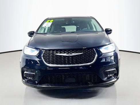 Used 2024 Chrysler Pacifica Touring-L FWD image 11