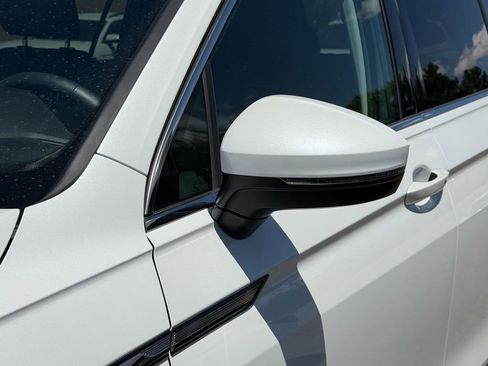 Used 2023 Volkswagen Tiguan SE w/ Panoramic Sunroof Package FWD image 11