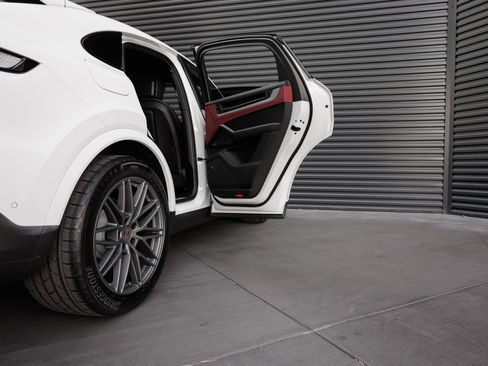 Certified 2025 Porsche Cayenne Coupe image 30