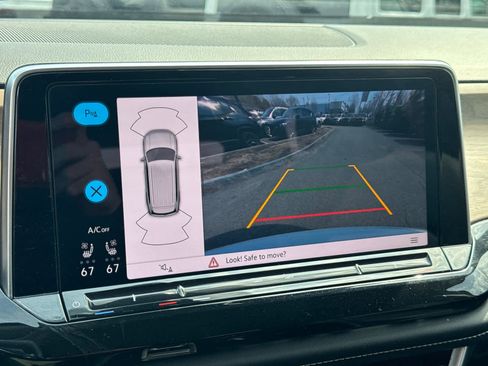 Used 2025 Volkswagen Atlas SE image 23