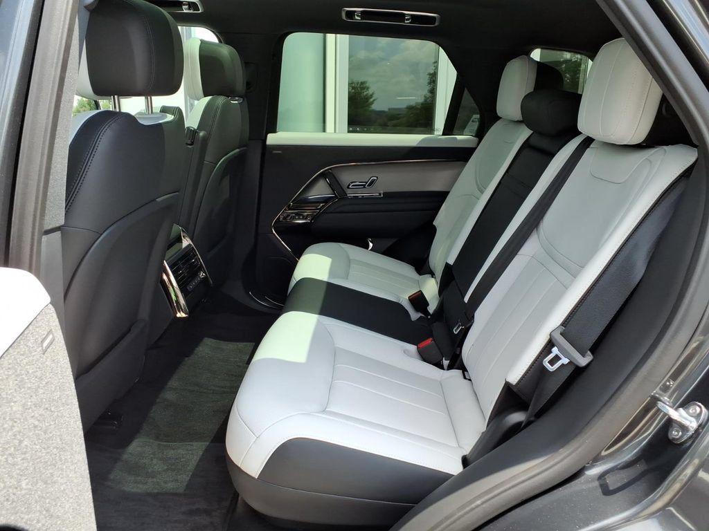 New 2025 Land Rover Range Rover Sport Dynamic SE AWD/4WD image 8