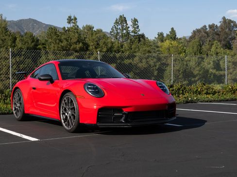 Used 2025 Porsche 911 Carrera RWD image 4