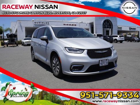 Used 2023 Chrysler Pacifica Limited image 1