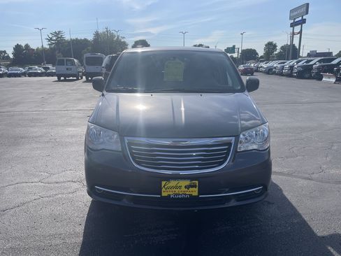 Used 2016 Chrysler Town & Country Touring FWD image 3