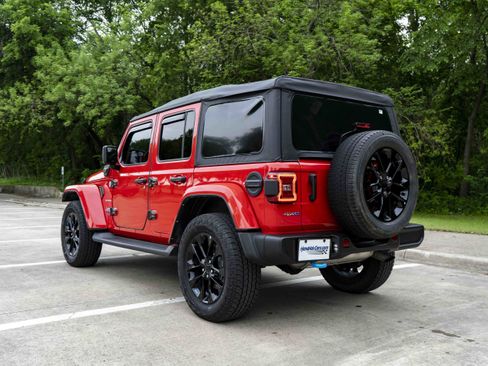 Used 2022 Jeep Wrangler Unlimited Sahara AWD/4WD image 7