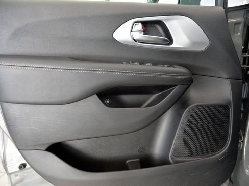 Used 2021 Chrysler Pacifica Touring w/ S Appearance Package image 14