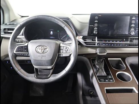 Used 2021 Toyota Sienna XLE FWD image 8