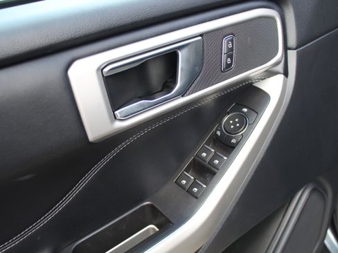 Used 2022 Ford Explorer XLT w/ Equipment Group 202A image 6