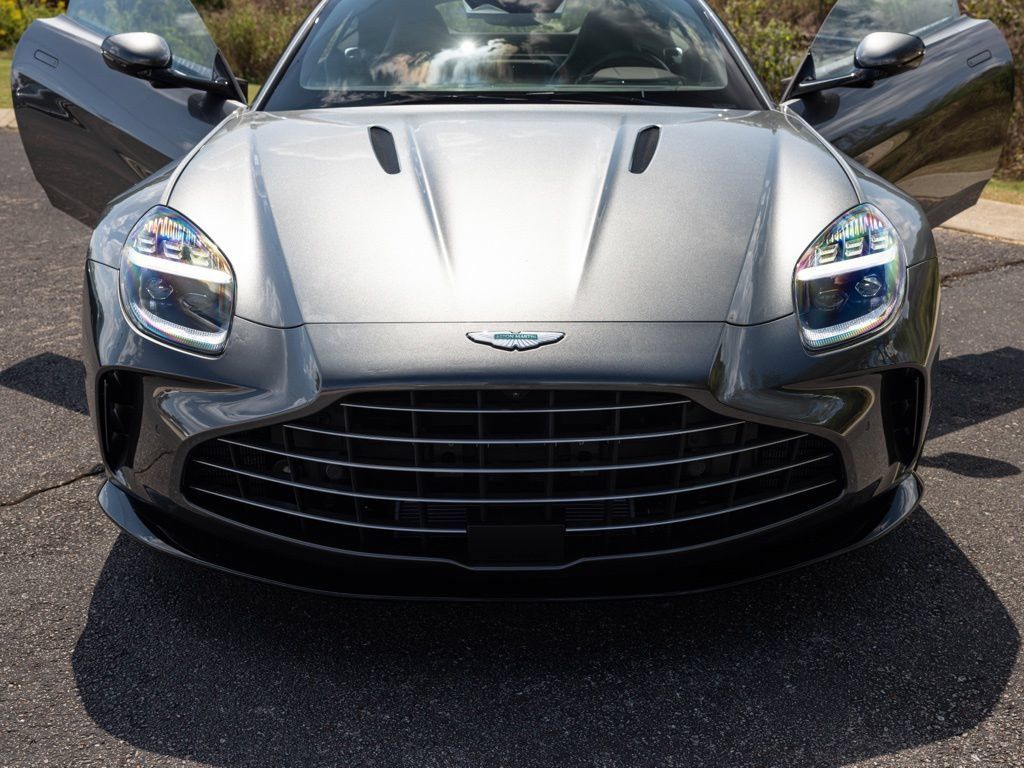 Used 2025 Aston Martin V8 Vantage Coupe RWD image 14
