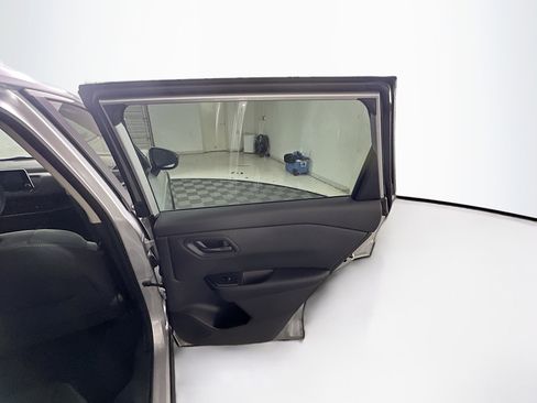 Used 2024 Nissan Rogue S image 28