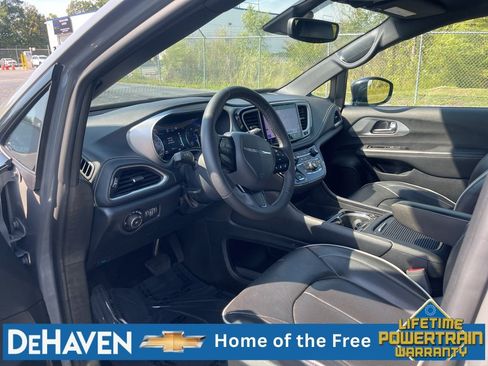Used 2025 Chrysler Pacifica Limited FWD image 11
