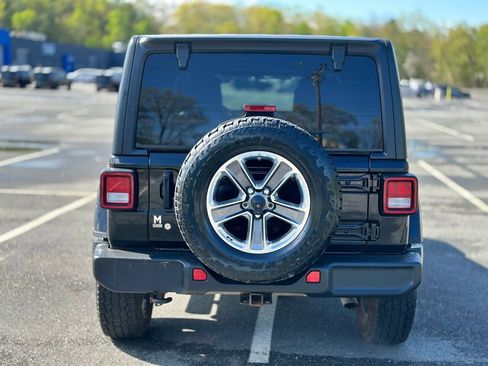 Used 2018 Jeep Wrangler Unlimited Sahara AWD/4WD image 5