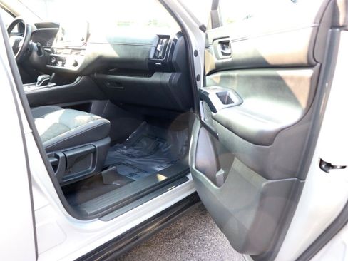 Used 2025 Nissan Pathfinder SV AWD/4WD image 17
