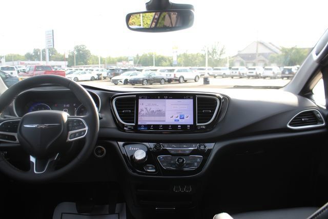 Used 2025 Chrysler Pacifica Select FWD image 12