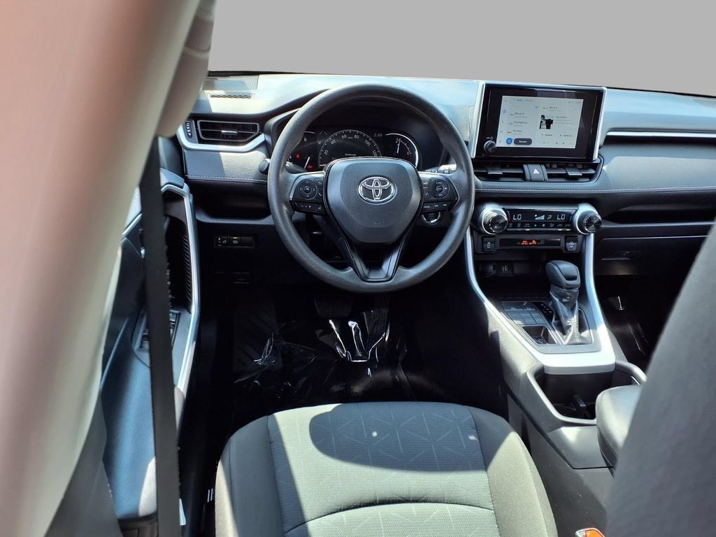 Used 2025 Toyota RAV4 XLE AWD/4WD image 4