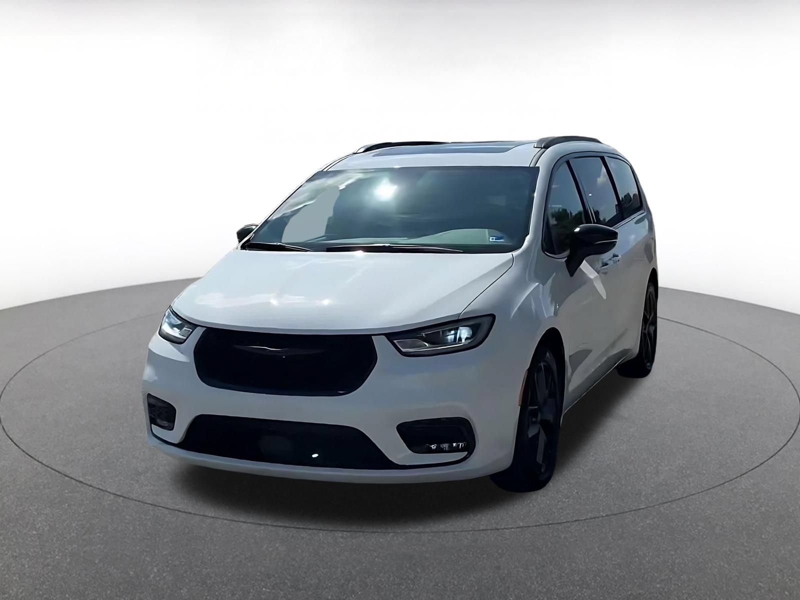 Used 2025 Chrysler Pacifica Limited FWD image 6