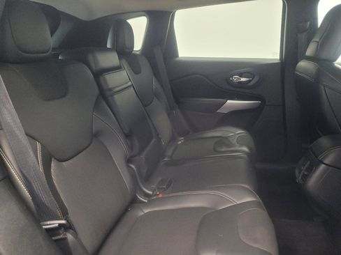 Used 2018 Jeep Cherokee Latitude Plus w/ Cold Weather Group image 19