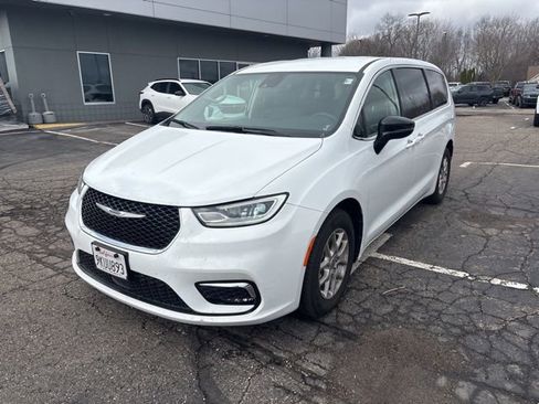 Used 2024 Chrysler Pacifica Touring-L image 1