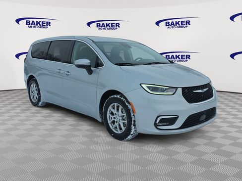 Used 2023 Chrysler Pacifica Touring-L FWD image 3