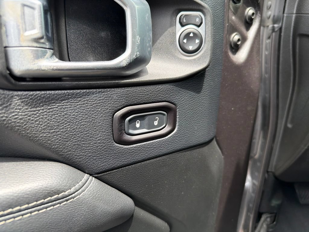 Used 2019 Jeep Wrangler Unlimited Sahara AWD/4WD image 14