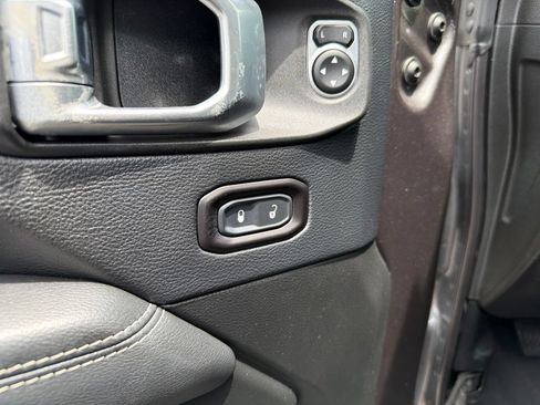 Used 2019 Jeep Wrangler Unlimited Sahara AWD/4WD image 14