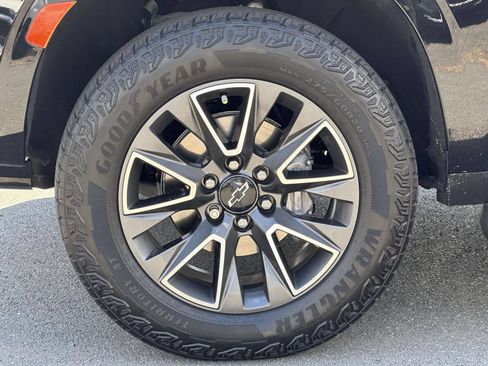 Used 2022 Chevrolet Tahoe Z71 w/ Luxury Package AWD/4WD image 8